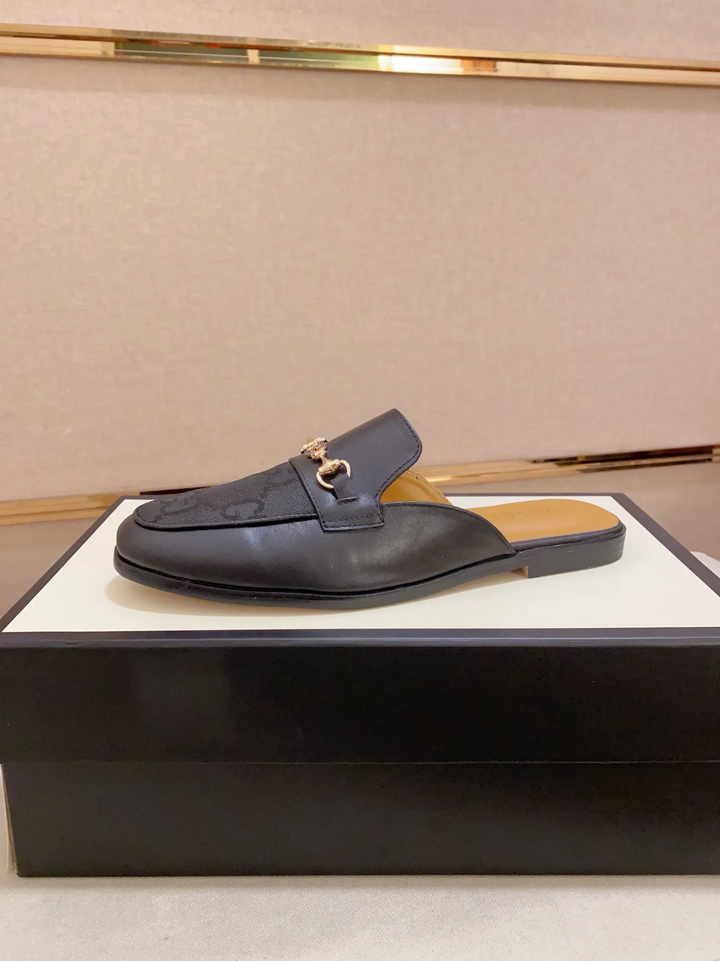 Men's shoes 💰: 380💰 (Gucci). The latest trendy shoes, casual Baotou mops, popular in physical stores, sizes 38-44. New and comfortable, imported custom-made original cowhide, with unique sequin element design. With sheepskin lining, original bottom, high-end packaging and high quality💪Details determine the quality, you can enter and leave the counter at will, welcome to compare!